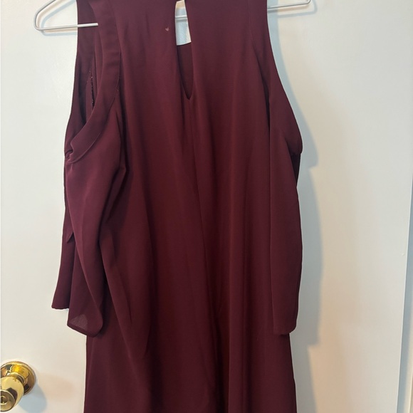 Speechless Brand Trendy Chic Maroon Shoulder Cutout Dress - Picture 4 of 5